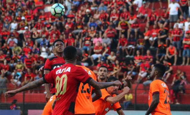 Sport teve mais volume de jogo, que teve os dois times com camisas parecidas. Foto: Willians Aguiar