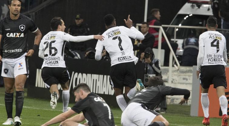 Jô marcou o gol e bate-rebate dentro da área, depois de perder um pênalti. Foto: Daniel Augusto - Agência Corinthians
