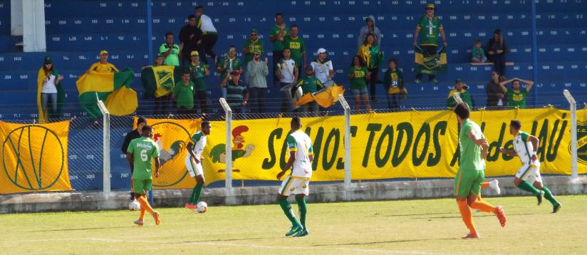 Torcida do XV de Jaú marcou presença em Águas de Lindoia. Foto: Tiago Pavani