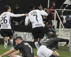 Botafogo dá trabalho, mas artilheiro Jô resolve para o líder Corinthians de novo
