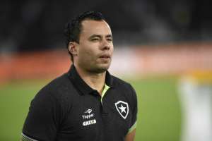 Jair Ventura minimiza peso de 3ª derrota seguida e elogia time misto do Botafogo