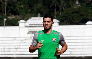 Meia Marquinho terá joelho operado e desfalcará Fluminense por cerca de 4 meses