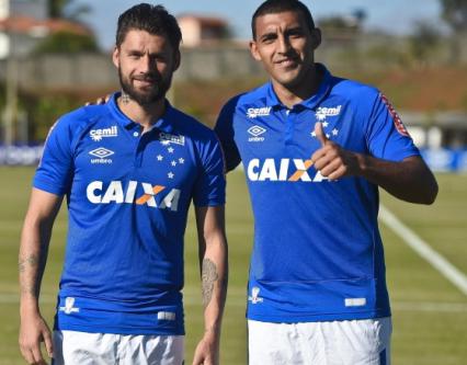 Ábila (dir) pode trocar o Cruzeiro pelo Benfica, de Portugal. (Foto: LightPress)