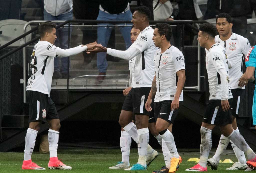 Pedrinho fez a jogada que culminou com o gol de Jô na vitória do Corinthians sobre o Botafogo