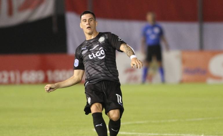 O argentino naturalizado paraguaio Jorge Mendoza pode reforçar a Ponte Preta