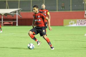 Em baixa no Vitória, Cleiton Xavier pode parar no Goiás