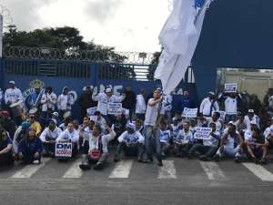 Torcida protesta contra Cruzeiro, cerca carro de Dedé e se reúne com diretoria