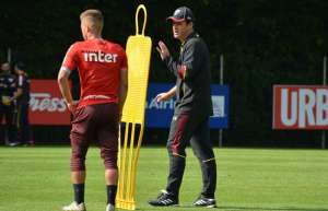 Pintado tem conversa particular com Cueva após treino do São Paulo
