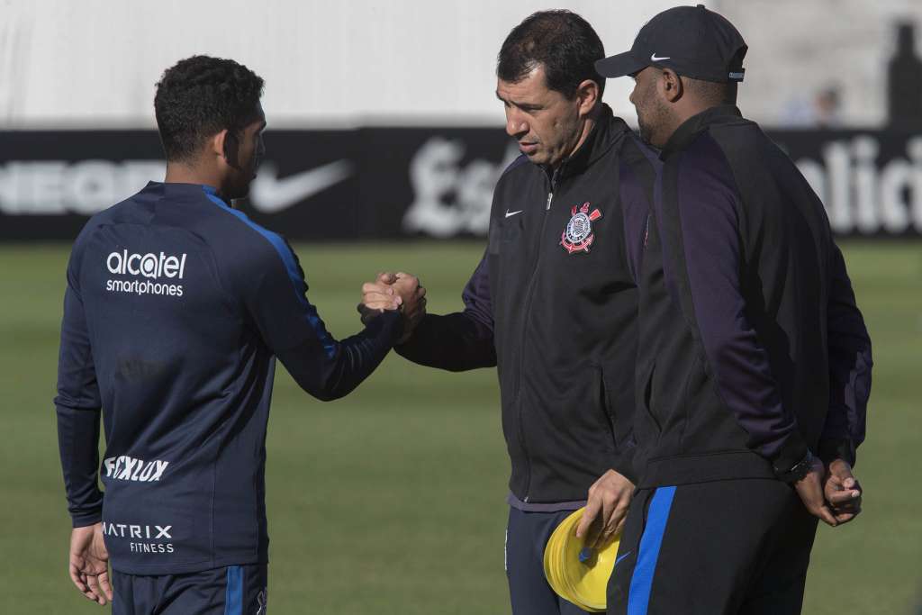Sem Fagner, Léo Príncipe treina entre os titulares do Corinthians