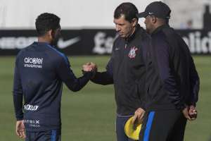Sem Fagner, Léo Príncipe treina entre os titulares do Corinthians