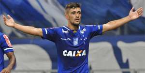 Arrascaeta treina no gramado e inicia transição no Cruzeiro