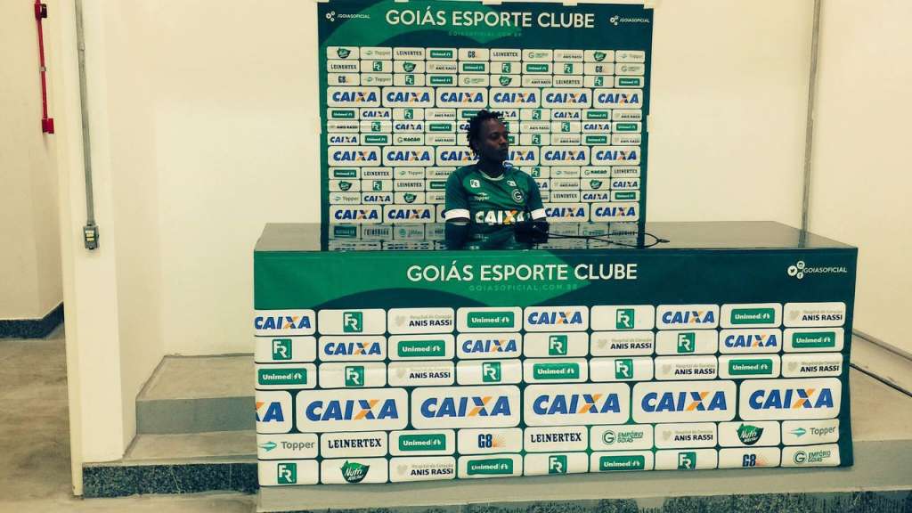 Andrezinho foi apresentado como jogador do Goiás