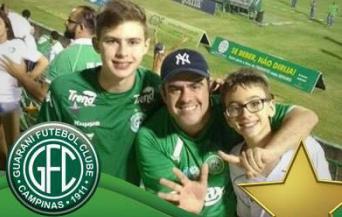 Oliveira e os filhos num jogo do Bugre em 2016