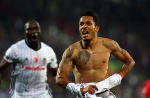 Palmeiras demonstra interesse por lateral Adriano, ex-Barcelona