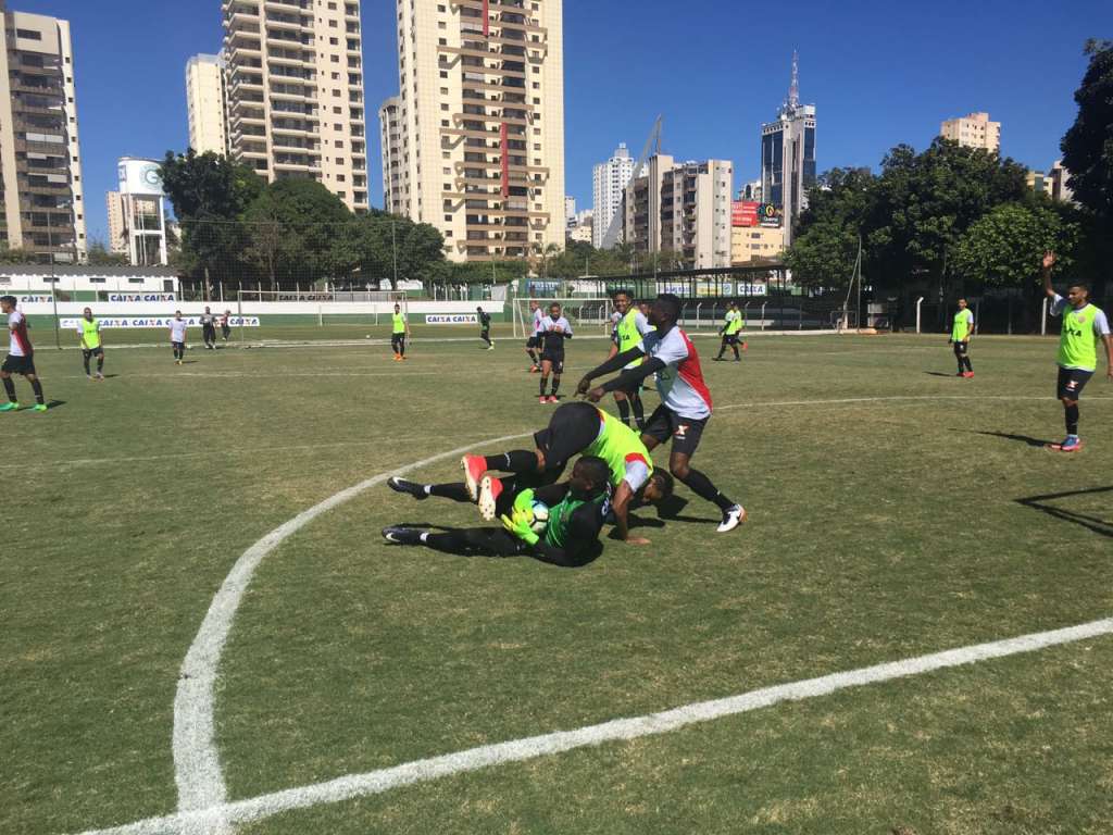 Vitória deverá ter duas mudanças na escalação