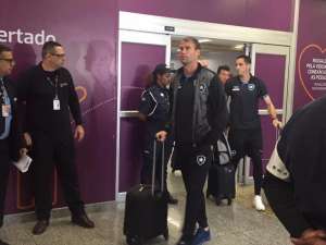 Após boa vitória, elenco do Botafogo chega ao Rio e muda foco para o Brasileirão