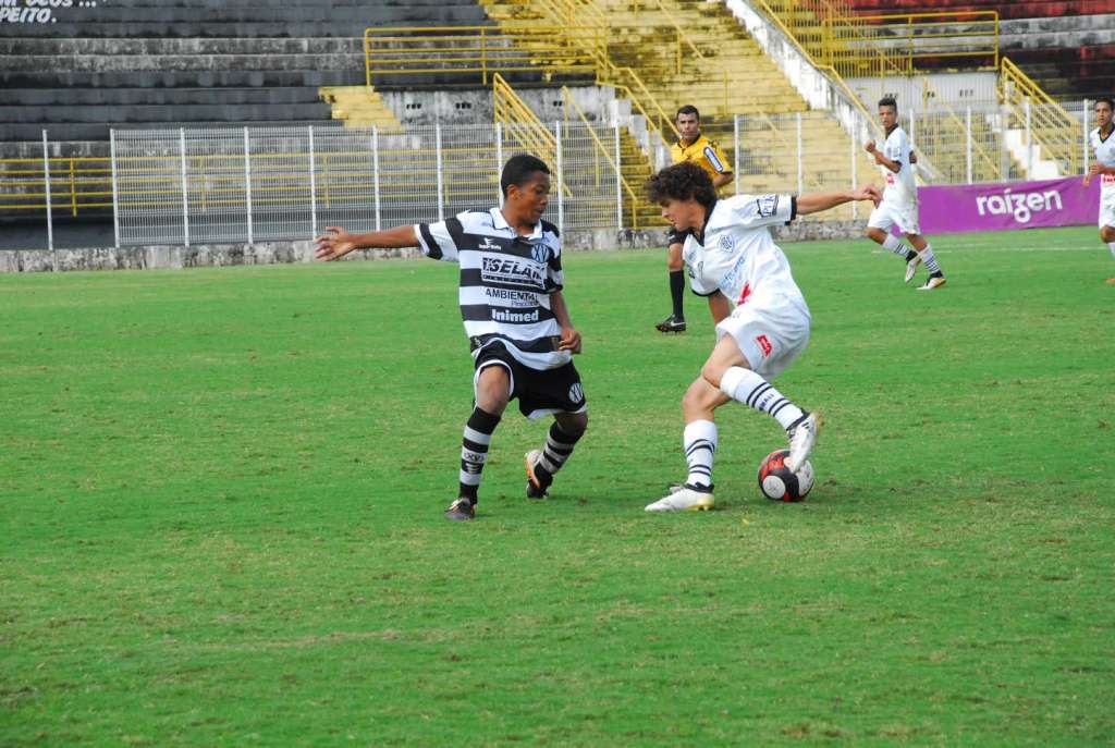 Primeiro a entrar em campo, o infantil do Nhô Quim se despediu da competição com revés: 2 a 1 para os donos da casa