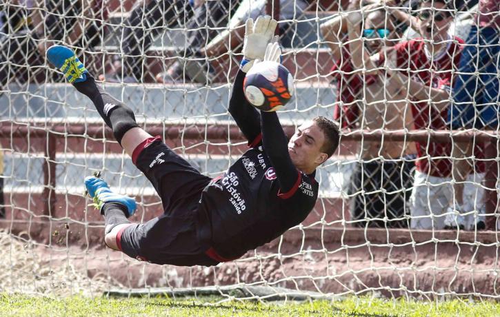 Paulo Vitor defendeu pênalti no último minuto e evitou derrota do Juventus na Rua Javari. Foto: Alê Vianna