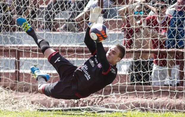 Paulo Vitor defendeu a cobrança de Flávio Carioca e salvou o Juventus de derrota para o Água Santa. Foto: Ale Vianna - CAJuventus