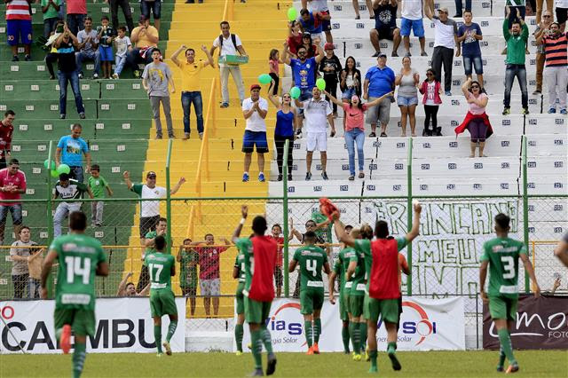 Jogadores da Francana comemoram a classificação na última rodada