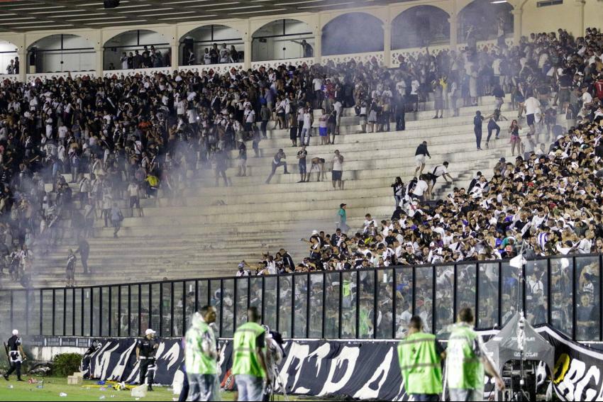 A confusão começou ainda com a bola rolando 