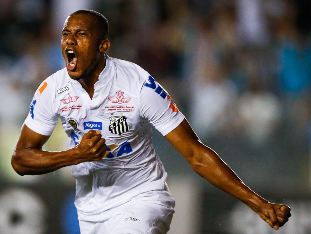 Copete marcou os três gols na vitória do Santos 