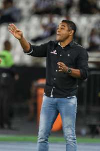 Roger se frustra com erros do ataque do Atlético-MG, mas elogia atuação