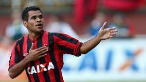 Após saída de Grafite, Atlético-PR busca atacante para reforçar elenco