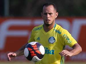 Guerra volta a treinar no Palmeiras e fica como opção para clássico