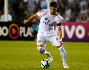 Com estiramento, Renato desfalca o Santos por até um mês