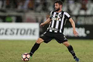 Volante do Botafogo revela 'pacto' do elenco para 'focar em 3 competições'