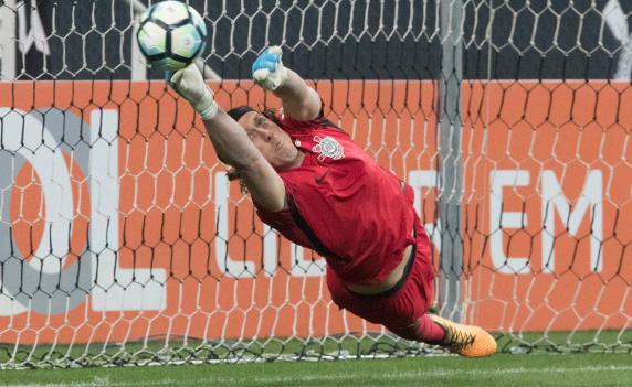 Cássio defendeu pênalti. Grande fase pode levá-lo à Seleção Brasileira