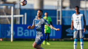 Sem espaço, Grêmio libera Gastón Fernández para procurar novo clube