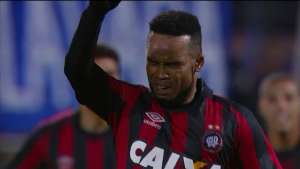 Após atrito com torcedores, Carlos Alberto deixa o Atlético-PR