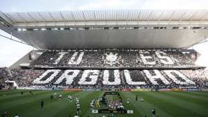 Torcida do Corinthians vai ao treino para prestar apoio antes de clássico