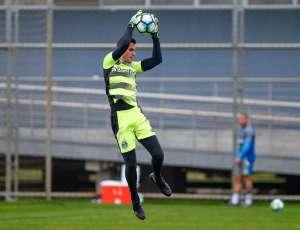 Marcelo Grohe treina em separado e é dúvida no Grêmio