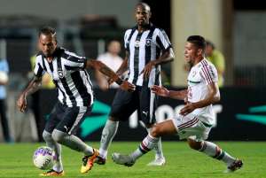 No Maracanã, Fluminense e Botafogo duelam em clássico carioca pelo Brasileirão