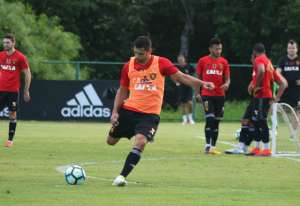 Diego Souza garante permanência no Sport, mas ataca direção: 'Não me respeitaram'