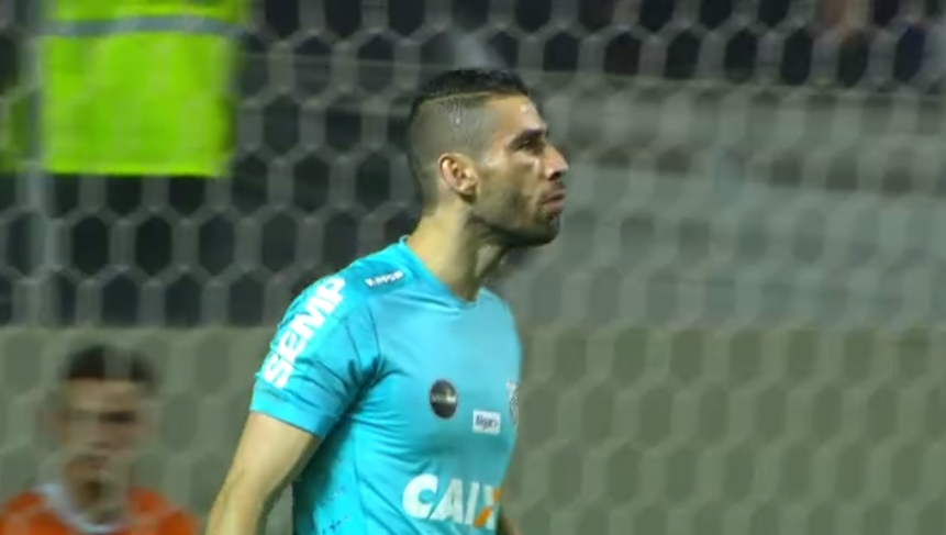 Vanderlei fez mais um grande jogo com a camisa do Santos. (Foto: Reprodução / Premiere)