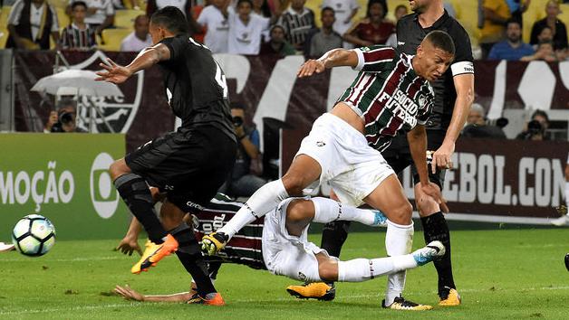 Roger marcou de novo e Botafogo venceu o clássico em cima do Fluminense