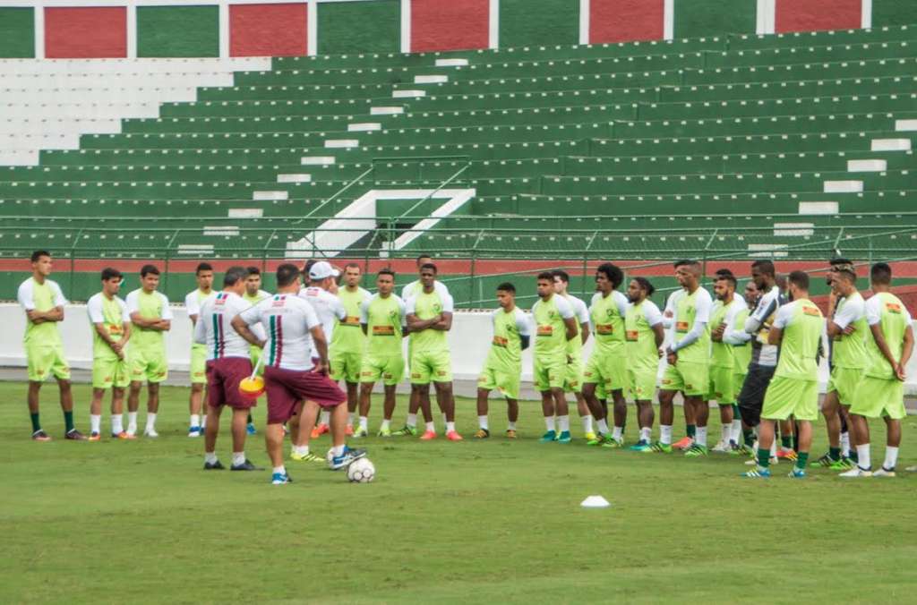 Última foto registrada antes das câmeras serem desligadas foi uma conversa do treinador com os jogadores em campo (Foto: Ascom/Fluminense)