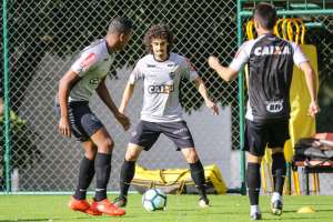 Após derrota, Atlético-MG volta aos treinos com presença de presidente