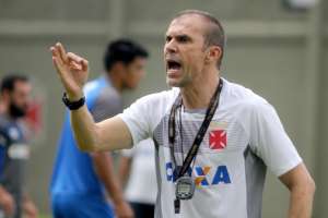 Pleno muda decisão e STJD suspende técnico do Vasco por dois jogos