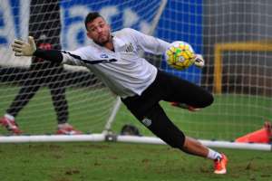 Vladimir se machuca em treino e Santos tem problema duplo no gol para jogo no Rio
