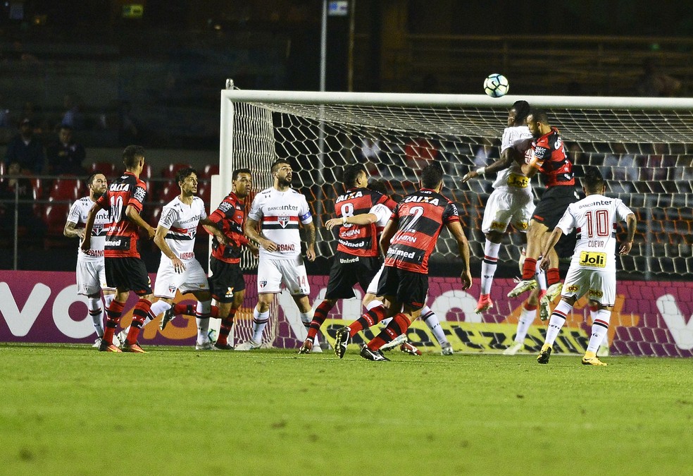 Jogadores do São Paulo são chamados de ‘pipoqueiros’ na saída do Morumbi