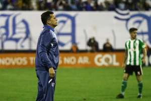 Na zona de rebaixamento com Avaí, Claudinei desabafa: “Vamos jogar sem treinar”