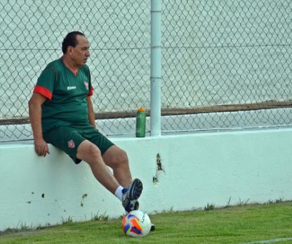 Nedo observa treinamento do Boa Esporte