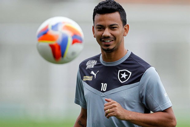 Botafogo acerta renovação com volante Rodrigo Lindoso até o final de 2019