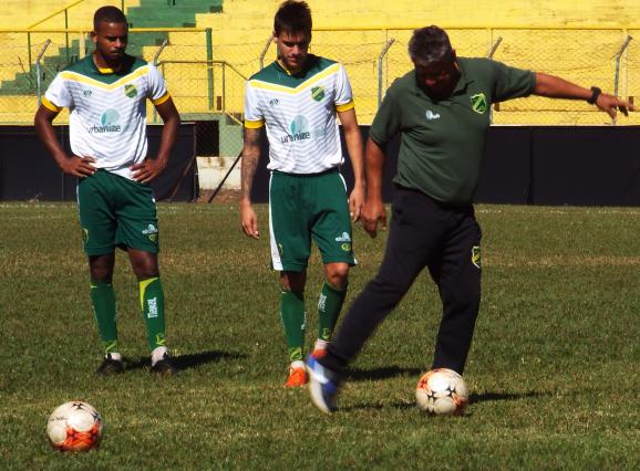 Baroninho 'deu aula' aos jogadores durante a semana e quer atenção total em Mogi das Cruzes. Foto: Tiago Pavani