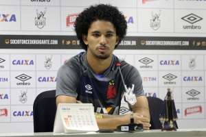Vasco oficializa saída e Manchester City confirma acerto com volante revelação Douglas